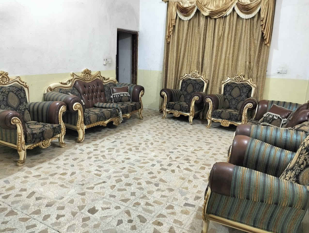 تخم ملكي كلش نظيف 10نفرات مع ميز كبير واثنين طبلات زغار والشراي يتصل بالرقم ***********المكان بعقوبه بهرز
