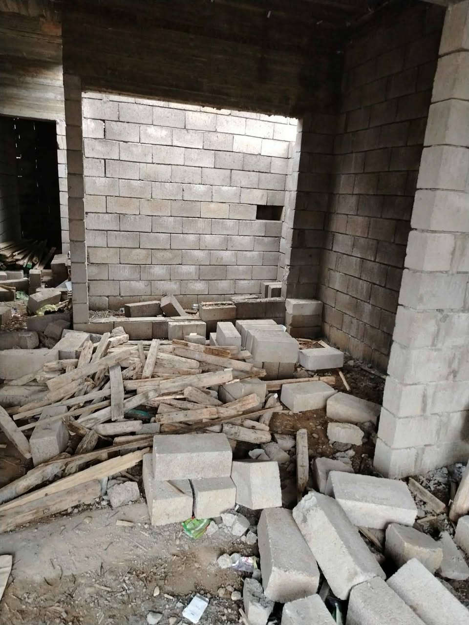 عندي هيكل ١٥٠ متر مساحتو واجه ١٠م عمق ١٥ متر طابق واحد حي ملائين الأولى بي وصل بلديه هذا رقمي *********** بي  سعرو 67مليون بي مجال زراعي ملك صرف قرب جامع اهل قرآن خلف هيكل مول تيم مارت العريان مواول فرع ثاني فرع قفلو
