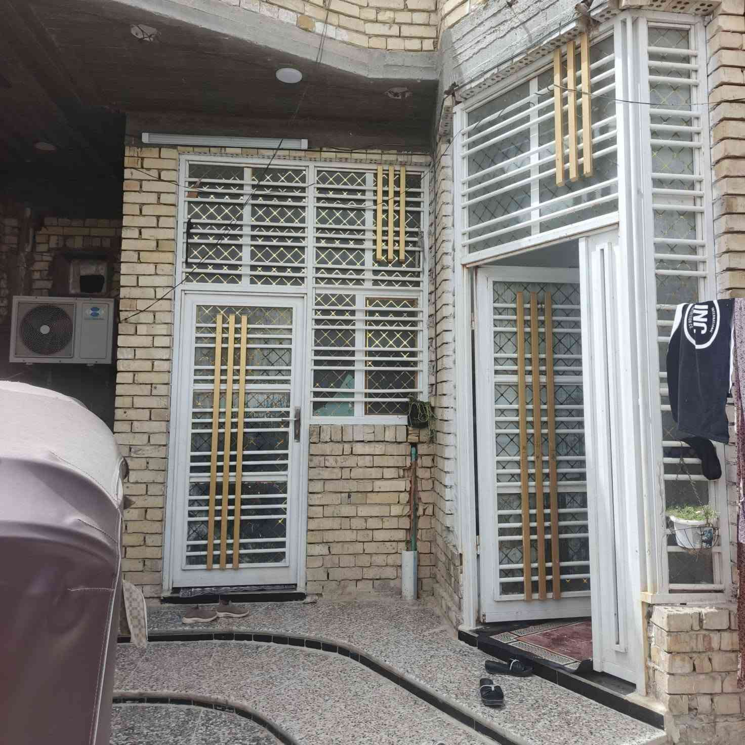 السلام عليكم دار للبيع نهايت شارع لمستشفى لبيت متكون من 4 غرف وستقبال وصاله عدد 2فوك وجوه ومطبخ بارد ومطبخ حار وبي منور لبيت مطلوب سكان 39 مليون لشراي ينتصل ‏‪***********‬‏
