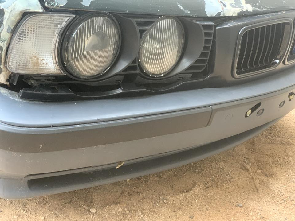 السلام عليكم       
محور مكينة وكير ياباني مكينة ديلكو قبق اسود ثنين ونص حالتهن ممتازة ، بيها نقص بنيد وجامة امامية وترتيبات بسيطة ، السعر 38 وبيها مجال ،عنوان السيارة البصرة قضاء شط العرب،مكلف بالنشر وهذا رقم الولد *********** .
