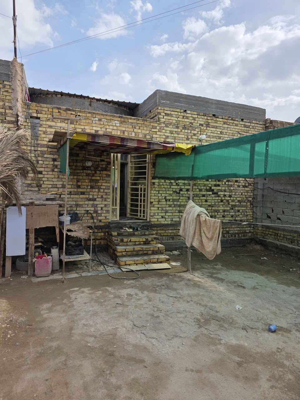 بيت للبيع طابو زراعي  مساحه ٣٣٠ متر مساحت البنبان ١٧٠ الحديقه ١٦٠ تبعد عن الشارع الرئيسي ٣ ابيوت  مقابيل ركيوه خلف حيدر اصليبي ابو السكله  ذاك الصوب  والستفسار على الرقم *********** المو شراي رجائا لا يتعبنه السعر ٦٣وبي مجال الجار وعلي ذهب.  سبب البيع ضروف  البيت عوزه سراميك وبيتونه فقط كهرباء ماء مجاري كلشي كامل  نضام كامرات البيت  عالي حيل عن الشارع     تجي وشوف بعينك البيت مرتب وجاهزز
تحياتي للجميع ولا تكسر بسعره الله يحفضكم
