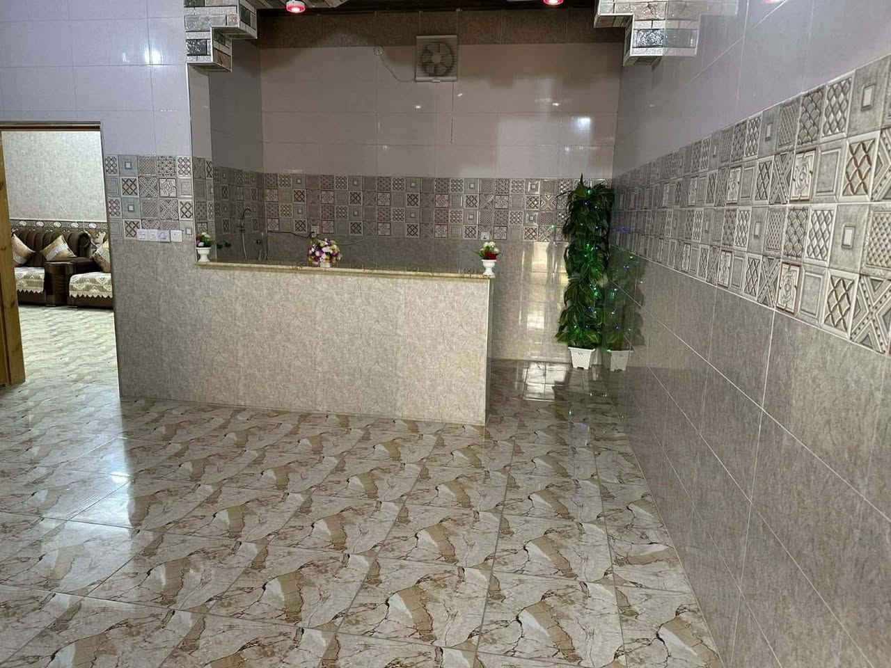 بيت كامل  مساحه الارض 300  غرفتين نوم وصاله  ومطبخ حار وبارد ومطبخ ثاني خارجي واستقبال في منطقة الشهابي الاولى قرب مركز صحي الشهابي خدمات كامله
السلام عليكم ورحمة الله 
بيت للبيع  مساحه  300 متر استقبال وصالة وغرفتين نوم  ومطبخ حار وبارد  في منطقة الشهابي الاولى قرب مركز صحي الشهابي خدمات كامله ماء كهرباء مدارس مركز صحي تبليط تبعد عن الفلوجه خمس دقائق قرب سيطرة الموظفين
السعر  55 مليون 
هاتف ***********
        ***********
