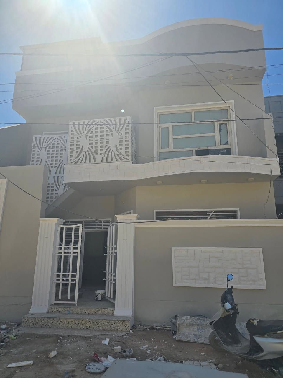 دار بناء حديث ( ركن)  للبيع 
حي العروبه الثانيه شارع مياه الروافد 
3 طوابق كونكريت مسلح 
_________________________
المساحه / 100 متر  ركن 
الواجهه / 10 متر
_________________________
الدار عباره عن دارين مفصولات 
محتويات الدار 
غرفه نوم/ صاله/ استقبال/ مطبخ/ مجموعتين صحيه/ منور / طارمه 

الطابق الثاني 
غرفه نوم/ صاله/ استقبال/ مطبخ / مجموعه صحيه 
الطابق الثالث
مخزن عدد 2 / بيتونه / سطح 
******************************
للأستفســار _ مراجعـــــة مكتـــب النخبه للعقار والمقاولات العامه الكائــن حي العروبه شارع المتحف مقابل ايسي كريم الإيطالي او الاتصال على الأرقام التاليه 
***********
***********
