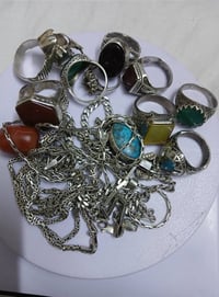 زنجيل عدد ٣ سوار عدد ٣ محابس عدد ١٠ الغرام ٣٥٠٠ اتصال ٠٧٧١٢٠٥٧٩٧٦