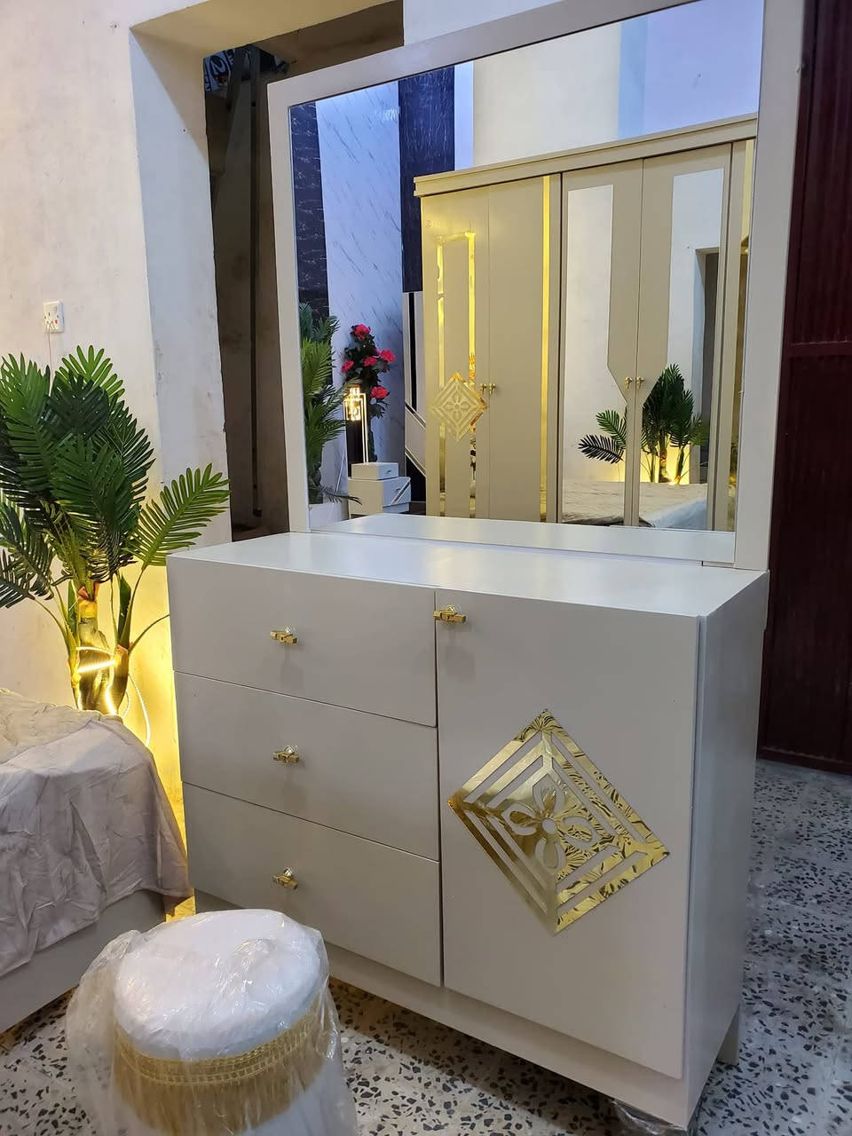 🚨🔥 عرض صاروخي لمدة يوم واحد فقط! 🔥🚨

فرصة ما تتكرر لعشاق الفخامة 👑
غرفة نوم ملكي عصرية بتصميم فاخر وجودة عالية تضيف لبيتك لمسة ملكية حقيقية ✨

🛏 مواصفات الغرفة:
✔ دولاب (220×220×50) خشب ماليزي أبو 9 مدبل – أبواب ماسنت رقم 1
✔ سرير ملكي (160×190) أبو 9 ماسنت – قواعد مدبل بـ12 مربوع لضمان القوة والثبات
✔ تسريحة ملكية (100×170) بـ3 أدراج ماسنت رقم 1
✔ 2 كمدينو ملكي ماسنت رقم 1

💎 خامات درجة أولى
💎 تشطيب فاخر بإتقان عالي
💎 ضمان حقيقي على الجودة

💰 السعر المفاجأة: 200,000 ريال فقط 💥

⏳ عرض خاص لمدة 24 ساعة فقط
⚠ الكمية محدودة جداً – الحجز بالأسبق

📍 العنوان: صنعاء – الحصبة
📞 للتواصل والحجز: 770743754
واتساب مباشره https://wa.me/967784500796
🚚 توصيل وتركيب داخل صنعاء ولجميع المحافظات بأقل الأسعار

✨ إبداعنا يدوم… والعروض ما تدوم!

#عرض_يوم_واحد #اقوى_التخفيضات #غرف_نوم_ملكي #اثاث_صنعاء #فرصة_لا_تعوض


**إذا كنت صاحب هذا الإعلان وتريد حذفه لأي سبب، رجاءا أرسل رسالة إلى الدعم الفني**