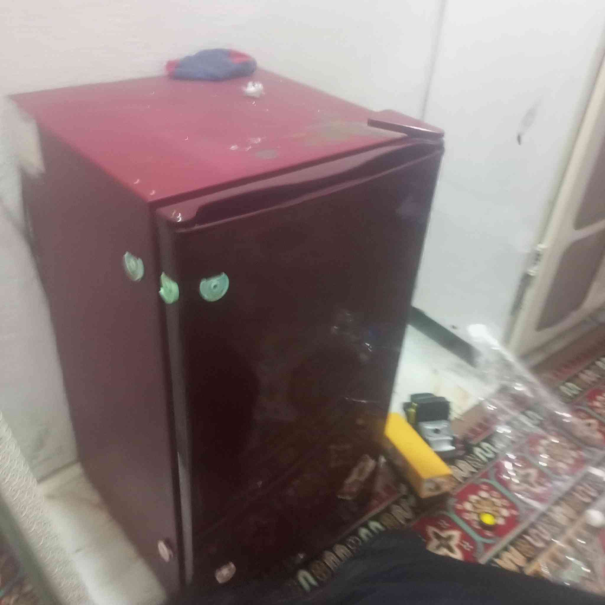 السلام عليكم كاونتر مترين 250طباخ كريازي شغال نضيف 125كاونتر متر ونص ويا سنك متر ونص 150ثلاجه بيضه75ثلاجه حمرة 60شراي يتصل ***********
