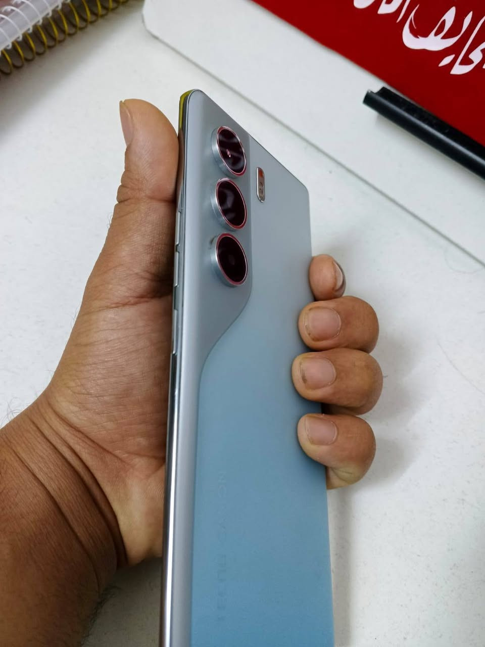 السلام عليكم
للبيع: Tecno Camon 40 Pro 5G مع كامل ملحقات

الجهاز نظيف جدًا ومستخدم استخدام خفيف للتصوير والمراسلة فقط، وغير متعوب أبدًا، مع كامل الملحقات وصحة البطارية 99%.

أداءه سلس ومريح جدًا بالتصفح والاستخدام اليومي ومدعم بالذكاء الاصطناعي اللي يختصر تعب عليك ينطيك 90 فريم ببجي، وكامرته هي الأفضل بفئته بعدسة Sony مع مثبت بصري (OIS) وتقدم نتائج تنافس هواتف رائدة.

بدل ما تشتري الجديد بحوالي 450 ألف، هذا معروض بسعر325ألف وقابل للتفاوض 

شراي تعال خاص او التواصل واتساب على الرقم ***********

