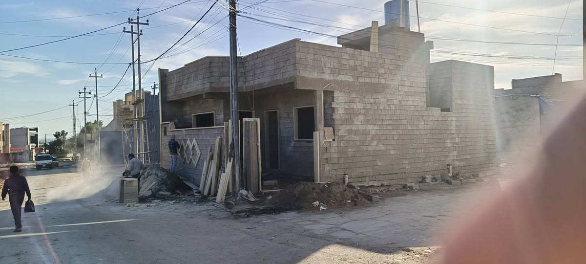 � دار للبيع  🏡 ركن عل شارعين 
📍 الموقع حي الملاين الثانيه يم جامع الريان ماركت النون 

📐 البيت قيد الانشاء خلال شهر ونص تستلموا مفتاح

🛏️ الاستقبال والهول السقوف مالهم جبس امبور ابواب الداخليه تركي من هذا الدرجه اولى الواجهه مال البيت عشره والعمق 15 البيت تستلموا كامل على اخر حبايه موقع البيت ركن وحيل حلو الشبابيك مال البيت راح يصيرون بلاستيك اسود
🍽️ البيت يتكون عدد الغرف ا2 استقبال وصاله ومطبخ وغرفتين بالصدر ودرج والمشتملات معزولات عن الصاله
✅ مساحه البيت 150 متر موقع البيت كلش حلو ركن الشارعين البيت تستلموا زيرو مفتاح بس بخلال شهر ونص
✅ بيت بستان زراعي الك حق التصرف بي كارت بلديه 
✅ خدمات كامله ماء كهرباء تبليط
✅ الاستفسار اكثر او مراسله الصفحه او اتصال على الارقام التاليه
✅ *********** واتساب 
*********** واتساب
