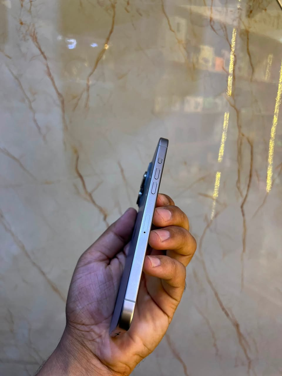 ايفون 15 promax
ذاكره 256 
بطاريه 85
جهاز عربي ماستر AAA
مكفول من كلشي مداخل تصليح وتر 
فقط زر الي يعلي واكف وتكدر تعلي من برده من فوك 
سعر 900,000 قفل قفل عنواني بغداد 
***********
