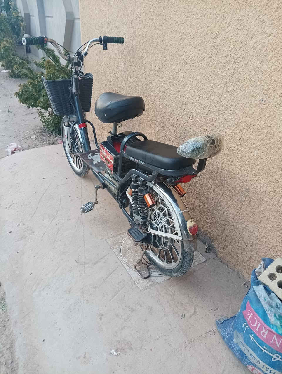 سلام عليكم دراجه شحن للبيع 
السعر 250 بيها مجال للشراي
***********
