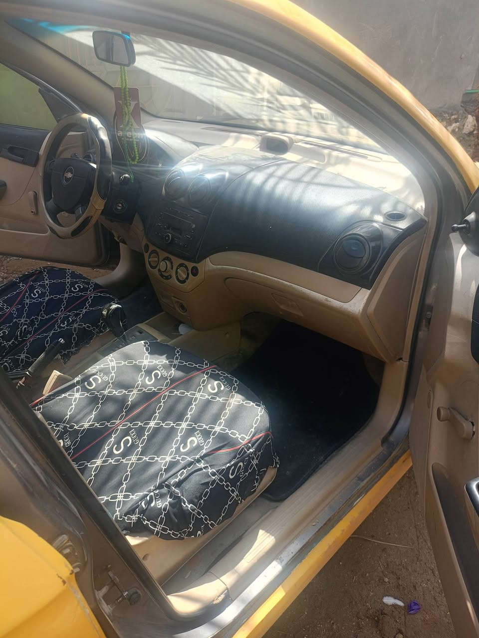 سلام عليكم للبيع نقد ، وقصاد  افيو موديل 9 خليجي بسمي سنويه 31 مصفره هيئه وغرامات مكينه بيها بخار ،  بيها ضربه جاملغ الخلفي ، سعر 40 ، مكاني رميثه  الظوالم ،***********
