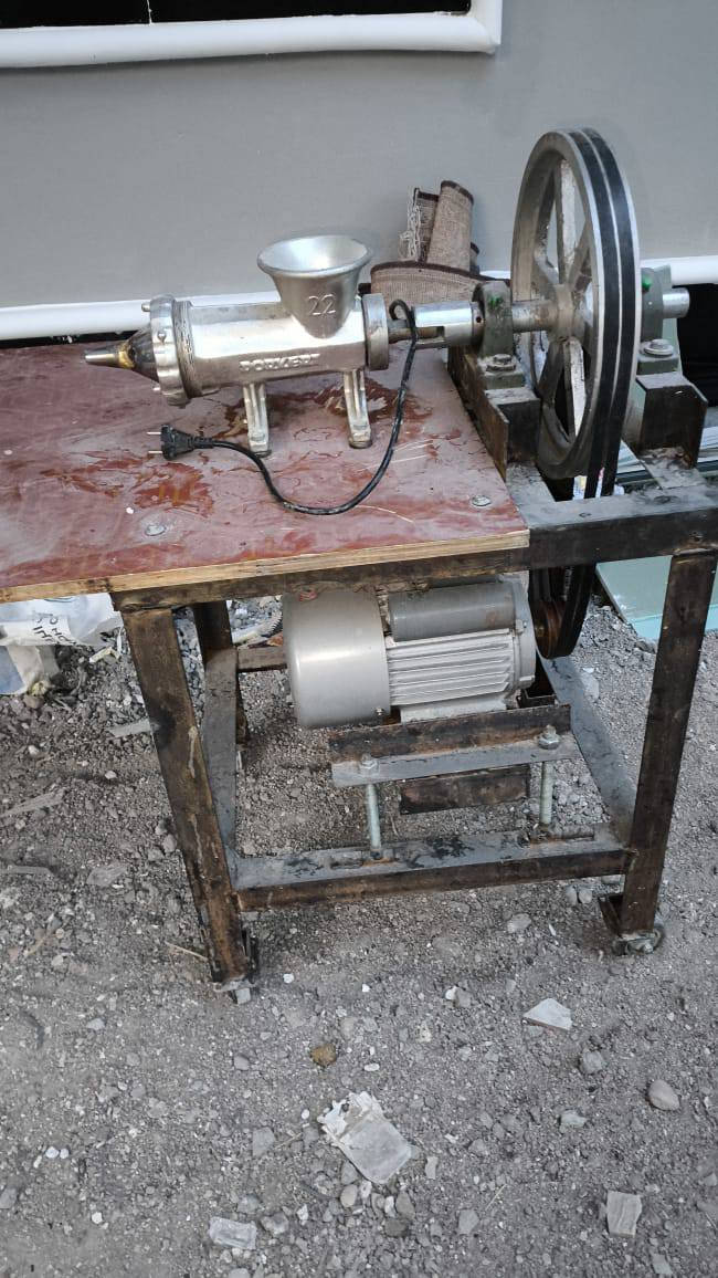 سلام عليكم شباب 
من رخصت ادمن صاحب الكروب المحترم 
مكينه لحم او بانيه حلويات 
شباب المدينه استعمال قليل مستعمله 
نضيفه كلش سعرها 230 الف بيها مجال بسيط 
مكنها كربلاء الحسينيه الكنطره البيضاء 
لتواصل ***********
