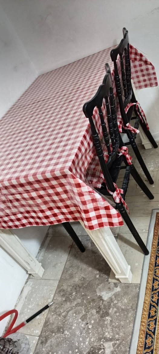 ميز طعام واثنين كراسي للبيع
سعره ٧٥ الف عنوان بلمدينه رقم ***********
