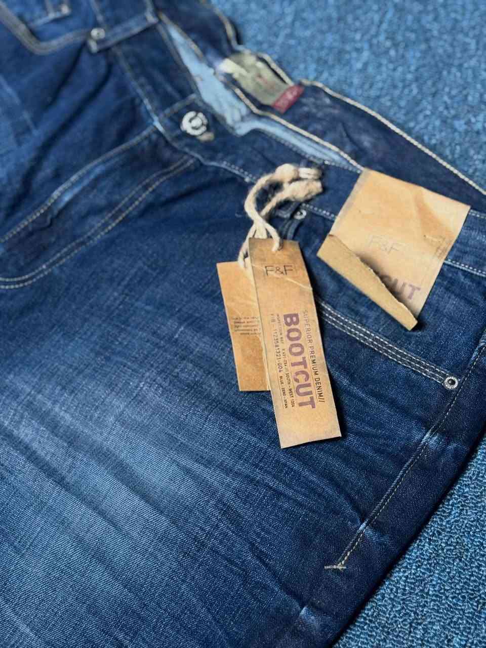 F&F 
جينز ماركة فلورنس اند فريد 
لون ازرق 
مناسب لجميع الالوان 
قالب boot cut 
ضيق من الفخذين عريض من الاسفل 
قماش دنيم فائق الجودة 
دزاين كلاسيكي مناسب للبس مع الاحذيه الرياضية 
بلد الصنع : بنغلادش
القياس : 42 
عرض الكمر : 52 سم 
الطول : 105 سم 
عرض الحجل : 23 سم 
السعر : 50 الف
توصيل مجاني داخل بغداد وباقي محافظات العراق 🚚


**إذا كنت صاحب هذا الإعلان وتريد حذفه لأي سبب، رجاءا أرسل رسالة إلى الدعم الفني**