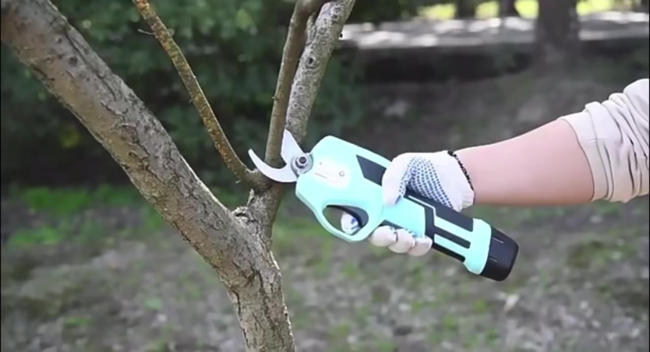 سلام عليكم 🫡 
حبايب 🌺🤍 تقليم كهربائي لاسلكي + منشار كهربائي صغير 6 بوصة بباقة وحدة متكاملة 💪

1🔹 مقص تقليم كهربائي
✔️ يعمل ببطارية
✔️ قدرة قطع من 18 مم إلى 25 مم
✔️ شفرات حادة + أمان مزدوج
✔️ خفيف ومريح بالاستخدام

2🔹 منشار كهربائي صغير (Mini Chainsaw)
✔️ محرك بدون فرش (Brushless) – عمر أطول وكفاءة أعلى
✔️ شفرة 6 بوصة
✔️ بطارية ليثيوم 21 فولت
✔️ مثالي لقص الأشجار والشجيرات والأخشاب الصغيرة

🌿 مناسب للحدائق، المزارع، وأصحاب المشاتل

القطعتين بسعر 35,000 دينار مع التوصيل 🤍🌺
🚚يوجد خدمة توصيل لجميع المحافظات


**إذا كنت صاحب هذا الإعلان وتريد حذفه لأي سبب، رجاءا أرسل رسالة إلى الدعم الفني**