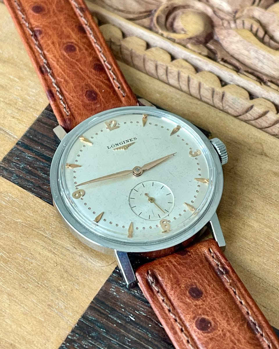 ساعة Longines Cal. 27.0 الأصلية بحركة يدوية (Manual Winding)، تتميز بتصميم كلاسيكي مع عداد ثوانٍ صغير (Small Seconds).

* القطر: 36 مم (بدون احتساب التاج).
* عرض السوار: 18 مم.
* تم استبدال الهيكل (Case) بهيكل من TISSOT.
* الساعة تعمل حاليًا بشكل جيد، ويبلغ الخطأ اليومي حوالي 30 ثانية عند وضعها بشكل أفقي، وهو أمر متوقع نظرًا لعمرها.
* يُعتقد أن هذه الساعة صُنعت في بداية خمسينيات القرن الماضي.
* تتميز حركات ساعات Longines من هذه الحقبة بجودة التصنيع العالية والدقة في التفاصيل، مما يجعلها محبوبة لدى هواة الساعات الكلاسيكية.

للمهتمين بالساعات الفينتج والكلاسيكية، هذه قطعة
مميزة تجمع بين التاريخ والأناقة.


**إذا كنت صاحب هذا الإعلان وتريد حذفه لأي سبب، رجاءا أرسل رسالة إلى الدعم الفني**