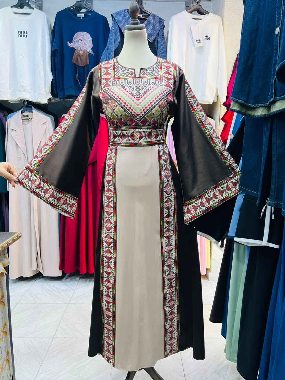 ثوب قماش باربي مع ستان 
مقاسات لوزن ١٣٠ بلبس 
٤٠ دينار
KH


**إذا كنت صاحب هذا الإعلان وتريد حذفه لأي سبب، رجاءا أرسل رسالة إلى الدعم الفني**