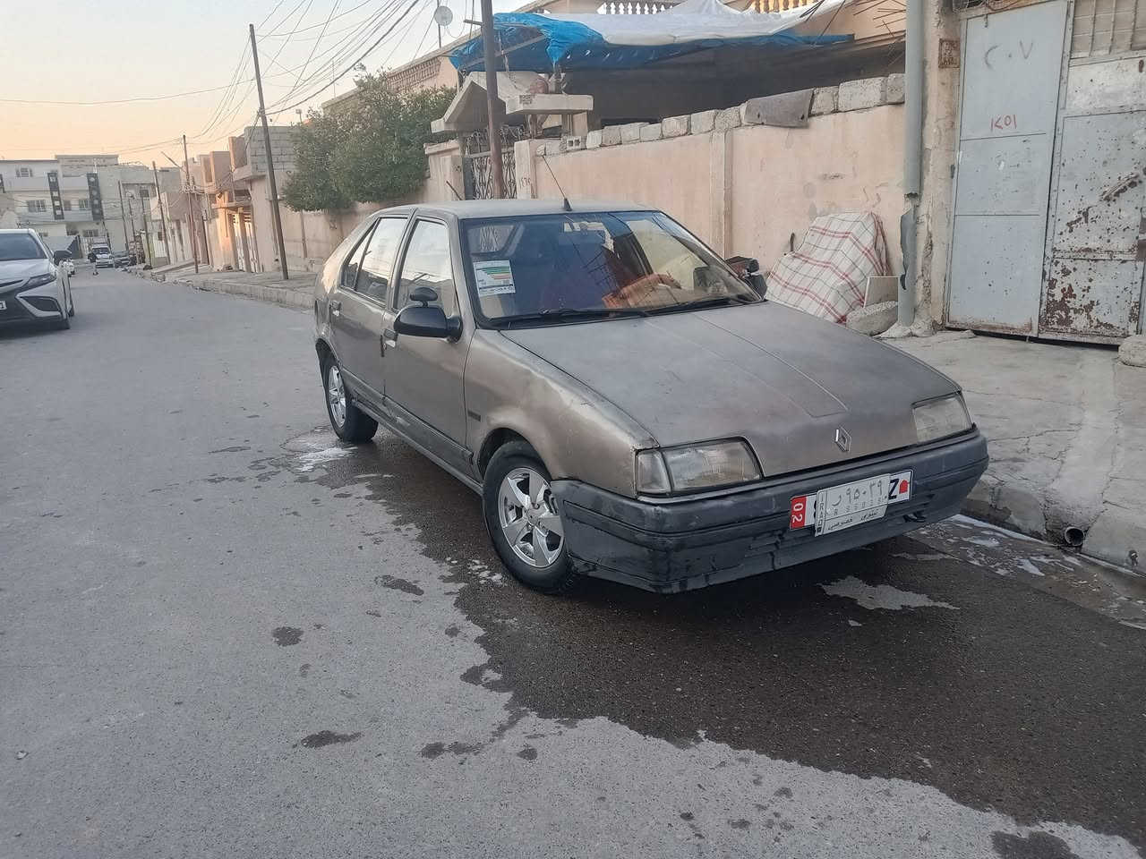 السلام عليكم سيارة رينو موديل 1991 حجم 19 كير ومحرك  زينات كابون بانزين موجود ،سنوية للـ2028 طخم الكدام نظيف وايرمنيا كلها شغاله تدفئة شغاله طخم تاير جديد، بطاين الابواب جدد مسجل+سماعات ،شغالات السعر  23
العنوان الموصل الجانب الأيسر 
***********
***********
