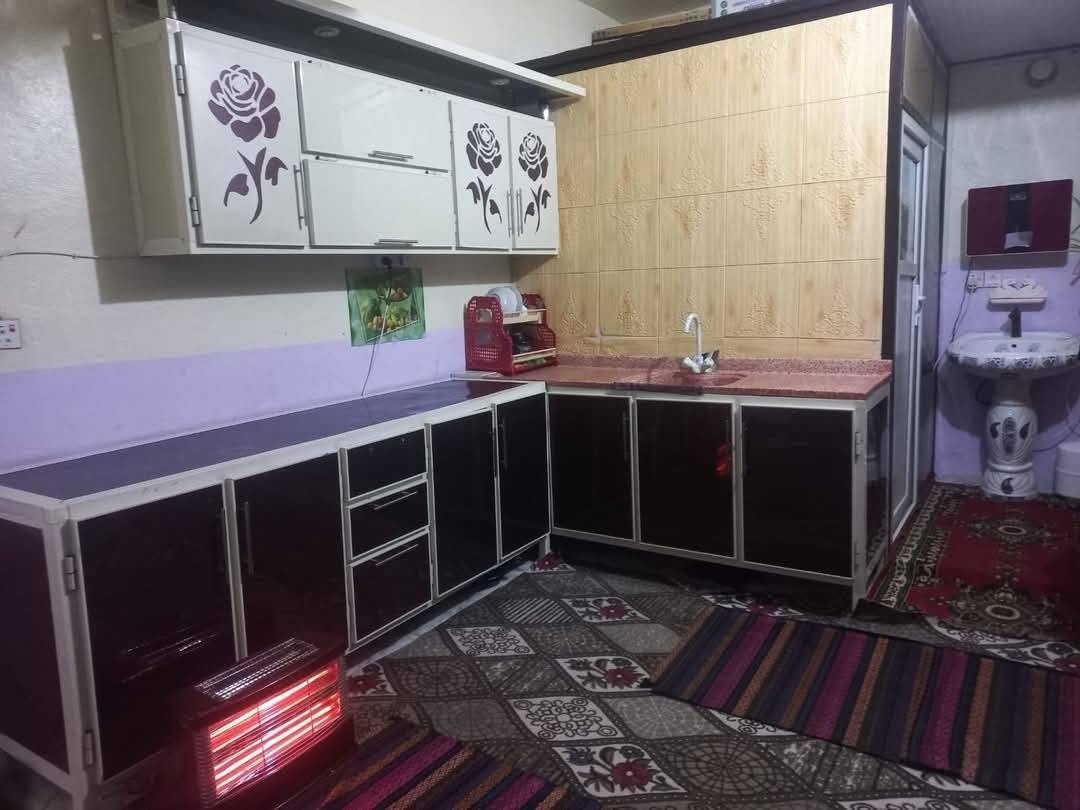 بيت للبيع بسعر مناسب 🔥
مستعجل على البيع ***********

بيت للبيع عنوان حي سكينه ع النهر البيت ركن مساحته 300متر غرفتين نوم 5في4 صاله 6في5 مطبخ 4ونص في 3 مع حمام داخلي
مضيف 8في4 حديقه بل واجهية وبجانب البيت قطعه مساحهتا 100متر... كهرباء رسمي مي اساله رسمي مسجل في البلديه مشمول في التطويب واصل رقم الدار وزقاق
