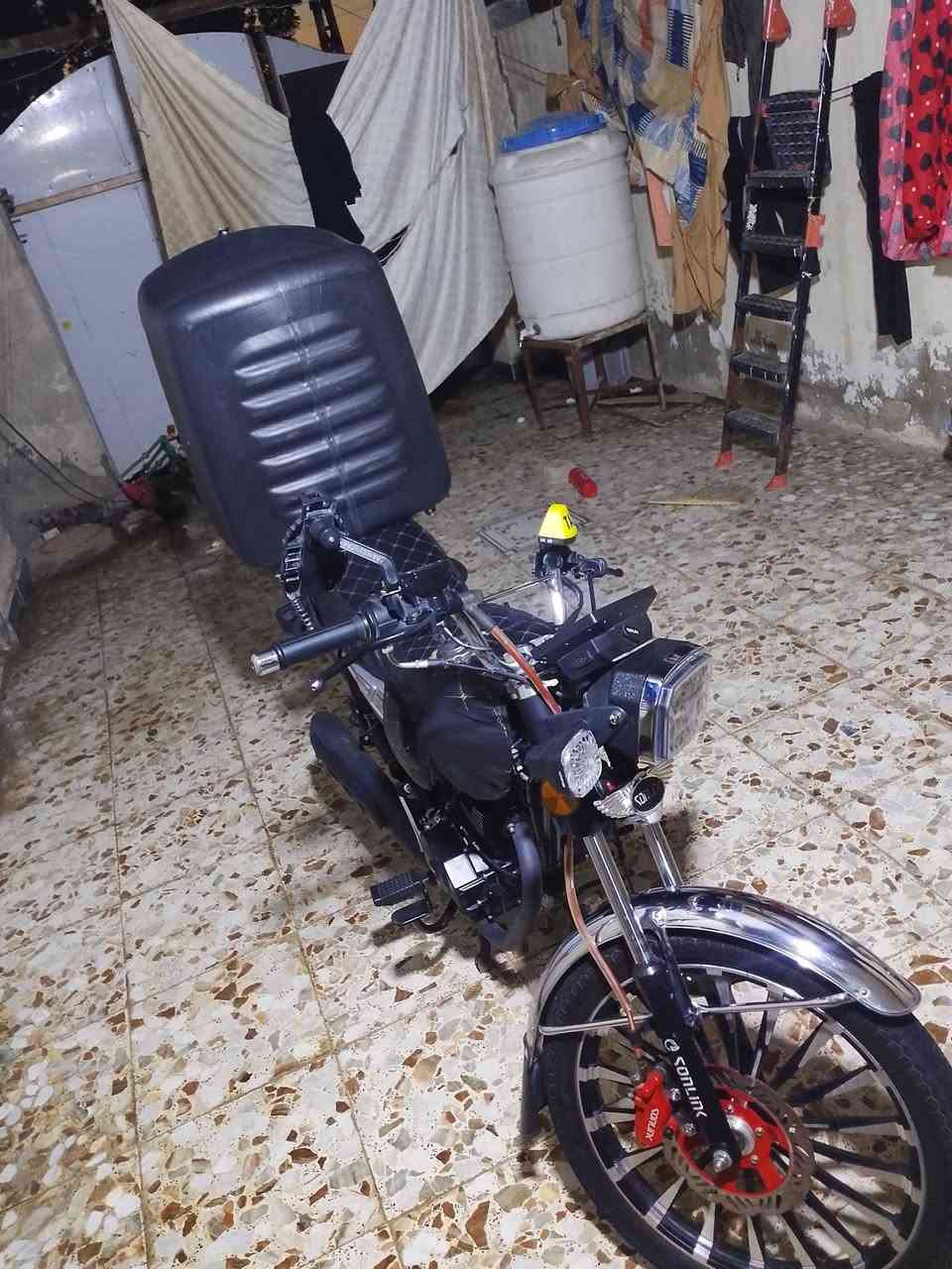 السلام عليكم دراجه مقفوله شيفون 5 جير برغمه مفتوح موديل 25 السعر 950$***********
