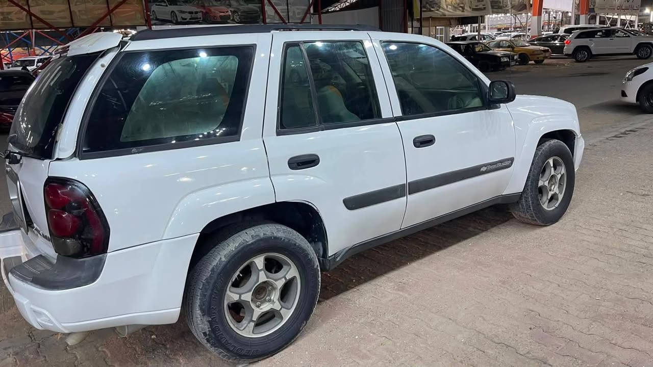بلايزر ٢٠٠٤ مصبوغه عام جماليه 
مكينه بيه بخار
كير جديد
حداديه جديده
تبريد ثلج 
سعره ٥٠
***********
