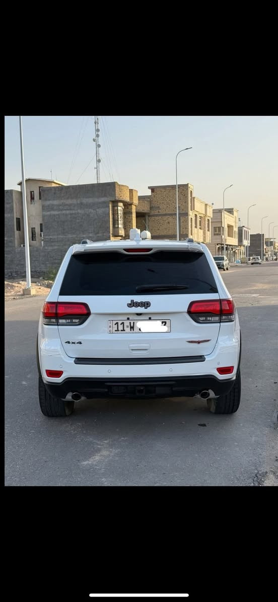 السلام عليكم 
للبيع جيب ترايل هوك خلي اكون واضح وياكم الله شاهد السيارة ماخذها ب ٢١١ ورقة ذاب عليها ومكملها على اخر حباية الله يشهد فوك ال ٢٢٥ ورقة صايرة علية يعني مال جناي للأخير مجهزها من كلشي فول واحد ع واحد جوبلاسات رادار امامي خلفي . نقطه عمياء .
نحكم ذاتي . حساسات خلفي امامي .
نضام جوبلاسات . دفع امامي خلفي فور ويل كشنات كنتار تدفه تبريد . خزن ميموري .
استيرن كهربائي. شفتات . شاشه كار بلي.
صندوق كهربائي. وهواي بعد بيه موصفات لخير كلش
حادث جاملغ مبدل اصلي والبنيد مصبوغ بدون دواخل ايرباك راجع سستم لغد شاصي كفالة وين متحب افحص .
مكينه كير مكفوله تبريد حداديه تخم تاير جاهزه
رقم بغداد مشروع وطني موديل ١٧ بأسمي السيارة العنوان بابل ورة الگراج الموحد 
سعره ٢٠٥ وبيه مجال اخوان السيارة اعلى فئة وخسران بيها هواي والي متعجبة هم على راسي اتصل وبيك خير وادلل ***********
