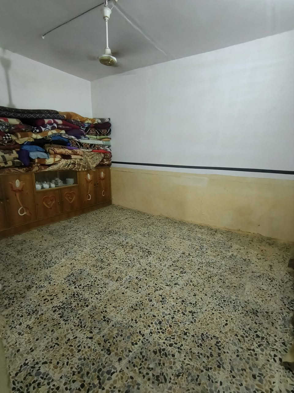 بيت للبيع بمنطقة الرُضوية 5، قريب من مدرسة البطولة،
🏠 تفاصيل البيت:

- المساحة: 170 متر

- يحتوي على: غرفتين نوم، صالة ، مطبخ نظيف، ساحة واسعة، مضيف ، وحمام 
-بنيانة بلوك. وسكف عكاده
- البيت نظيف وجاهز للسكن، 

📲 للاستفسار  على واتساب:  2871 143 0787


**إذا كنت صاحب هذا الإعلان وتريد حذفه لأي سبب، رجاءا أرسل رسالة إلى الدعم الفني**