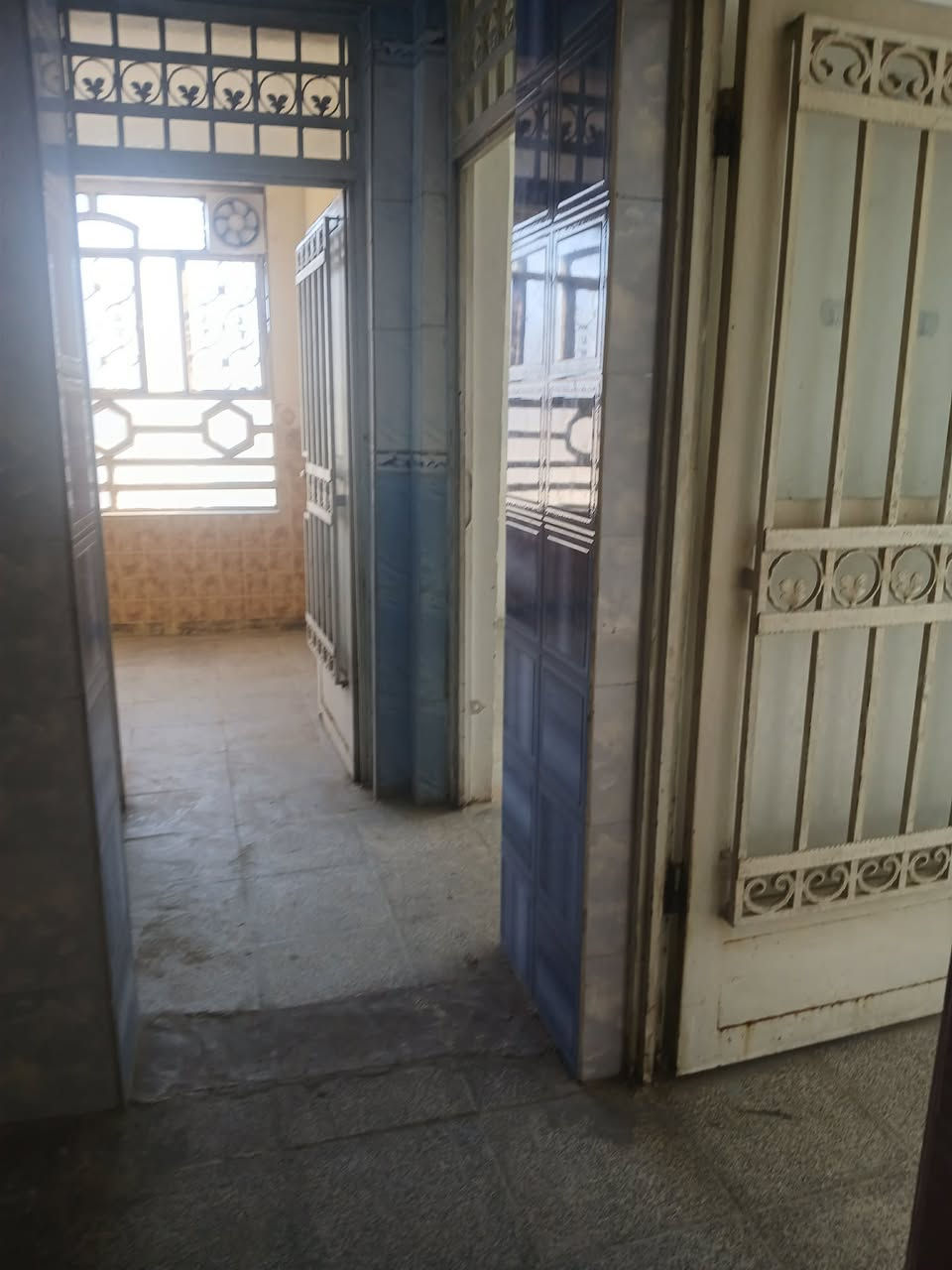 سلام عليكم شقه لليجار طابق ثاني غرفتين نوم مطبخ مجمع صحي هول مساحتها جبيره موقعها حي الطياره شارع بصف اسواق 24ساعه ثالث بيت 
السعر ايجار 400الف رقم الهاتف ***********
