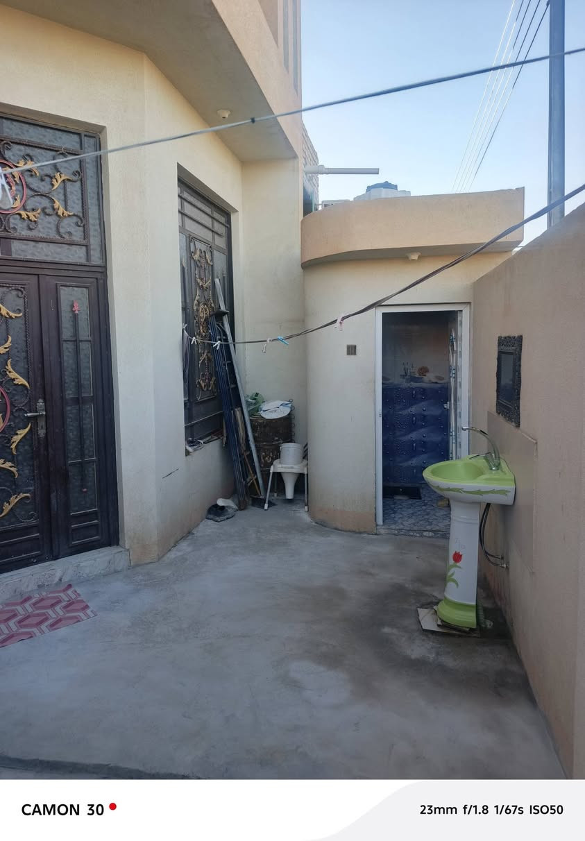 السلام عليكم بيت طابو صرف للبيع ناحيه الفظليه المساحه 150 متر طابقين يحتوي طابق الئرضي على غرفتين وصاله وستقبال ومطبخ وصحيات داخليه وخارجيه والطابق الفوك يحتوي على غرفتين وصاله وصحيات الموقع شارع المحطه قرب صالون الروج للستفسار *********** نستقبل كافت العروض داخل الفظليه وطرافها ❤️
