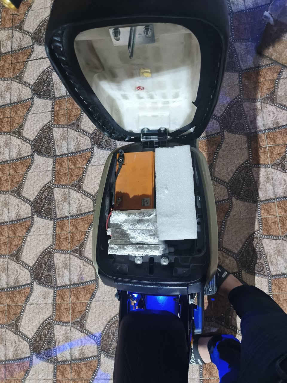 السلام عليكم دراجة شحن ار9 للبيع نضيفة بيه نضام بك R رجوع للخلف شحنته موجوده كرت سويج 2 بطاريات 5 WliiEEl السعر 500 وبيه مجال مكاني بغداد الجديدة الرقم *********** واتساب
