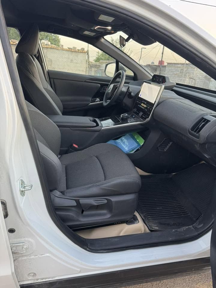 � للبيع Toyota bZ4X XLE AWD موديل 2024 🚘
سيارة كهربائية بالكامل، وارد امريكي، بحالة ممتازة جداً ومواصفات مميزة.

✅ موديل 2024

✅ فئة XLE

✅ دفع رباعي AWD

✅ فتحة سقف بانورامية

✅ محركان كهربائيان بقوة 214 حصان

✅ بطارية عالية الكفاءة ومدى قيادة ممتاز

✅ شحن سريع DC وشحن منزلي AC

✅ شاشة كبيرة متعددة الوظائف

✅ Apple CarPlay و Android Auto

✅ كاميرا خلفية

✅ حساسات أمامية وخلفية

✅ تشغيل بصمة ودخول ذكي Smart Key

✅ مثبت سرعة راداري

✅ نظام المحافظة على المسار

✅ نظام التحذير من الاصطدام الأمامي

✅ مراقبة النقطة العمياء

✅ إضاءة LED كاملة

✅ مكيف أوتوماتيك

✅ وسائد هوائية متعددة

✅ نظام مراقبة ضغط الإطارات

الحادث فقط شبر من البنيد بارد ومرقط ترقيط

حتى الدعامية بلادية

والجاملغ الايسر ضايع من شركة الصيانة بامريكا 

رقم الشاصي مرفق 

ماشية ٩٠٠٠ كيلومتر مو ميل

مكان السيارة ميسان - العمارة

السعر 195 ورقة

 للاتصال : ***********

