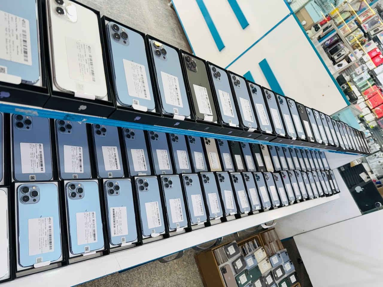 13 برو ماكس  
CH شريحتين 
ذ 256
بطاريات من 85 لحد 90 بلاد 
ضمانه 7 ايام 
الوان ابيض وبحري وزيتوني 
ملحقات 
كارتون + كيبل اصلي  + لاصق شاشه مضلل اصلي 
السعر 735
ناصرية مركز 
***********
