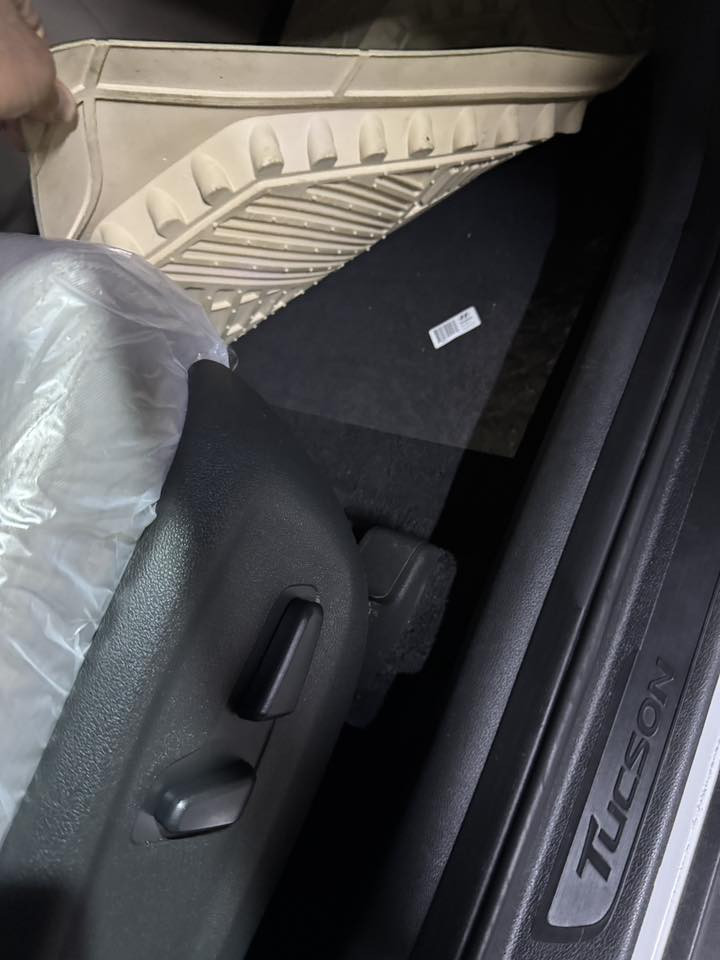 السلام عليكم توسان2020
خليجي شركة الكاصد 
رقم بغداد انكليزي
كشنات كهربائي 
مري شفط 
اشاير بالمري 
كامرة 
حساس اماميً خلفي 
تبريد قطعتين 
تحكمات ستيرن ٣ وظعيات للقيادة 
شاشة كار بلي 
شاحن واير ليس
هند بريك بالرجل
بصمة تشغيل وابواب 
ماشية76ألف 
السيارة مكفوله من صبغ
وبارد
رقم تلفون ***********
