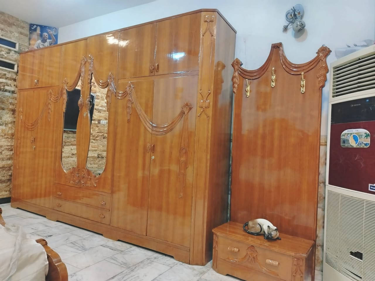 غرفة نوم تسكام صاج داخل وخارج شغل ثقيل استعمال ضهر جرجوبه خمسه ملم استعمال قليل اخت الجديد مكفوله من الشخط تكمه الواقع احله من الصور العنوان حلة حي الجزائر ***********.  ***********
