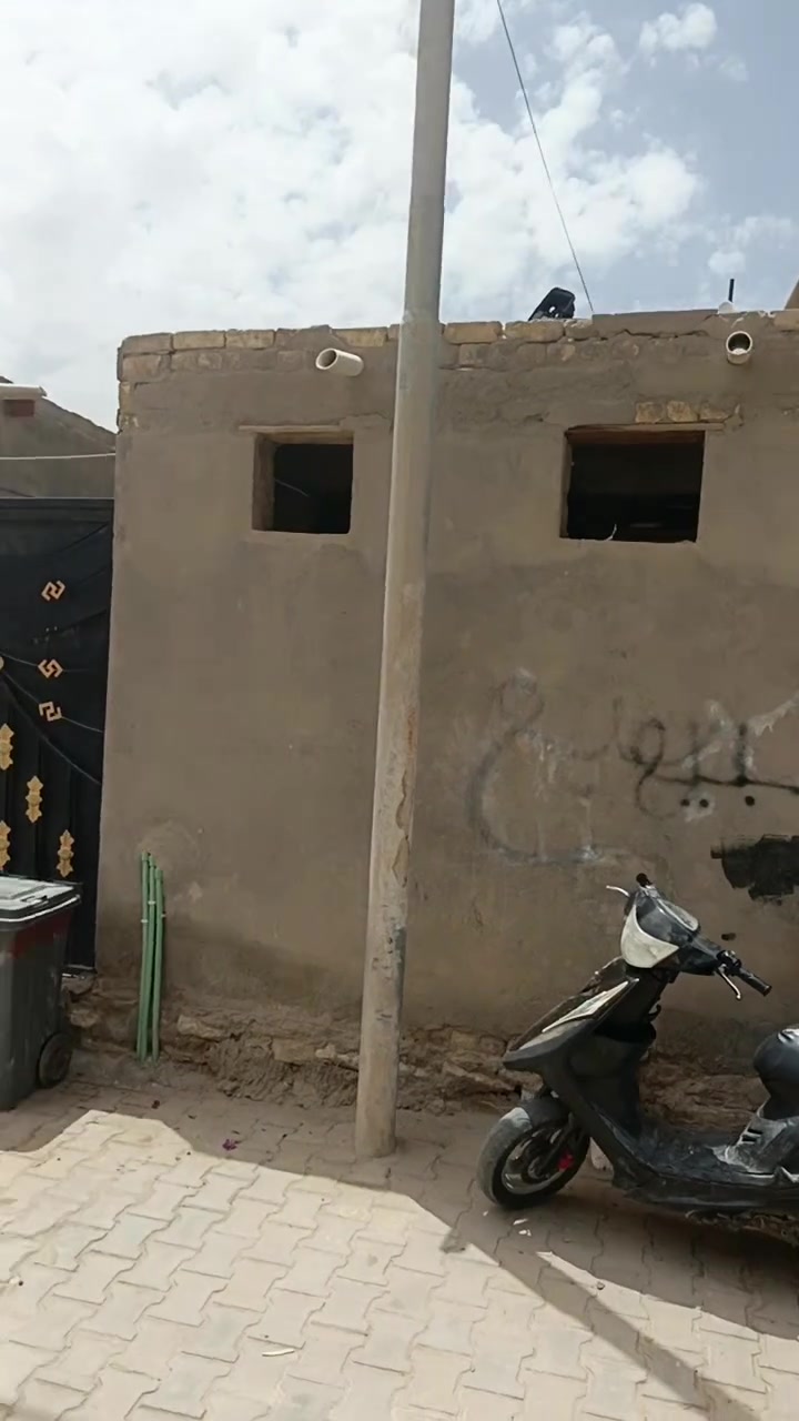 سلام عليكم
بيت بحي عبد العباس مساحه 250 متر ثلاث اغرف واستقبال مطبخ خارجي  مجمع صحيات 3 براني معزوله لوحدها السعر خاص الرقم ***********
