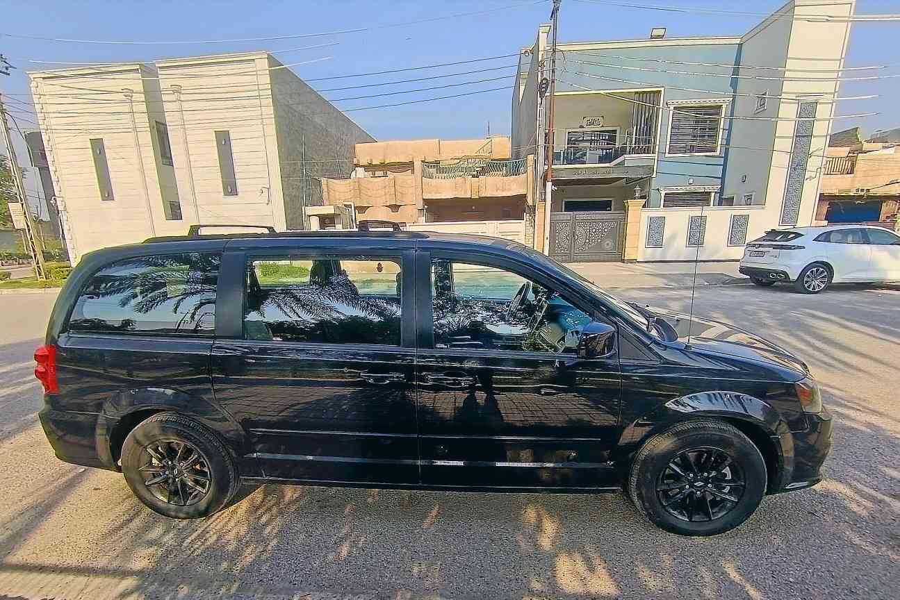 السلام عليكم 
دوج كرفان موديل 2020 سيارة جديدة خير من الله مكينة كير ميكانيك كفاله بدون ايرباك السيارة داخلة بدون حادث صار بالعراق بيها حادث تخريب بيها تبديل 3 قطع نفس اللون بابين وجاملغ وصبغ جاملغات خلفية وباب سايق  والسلايت صفحة السايق حادث خارجي بدون اي دراخب كله تشخيط ماشية 44 الف برمجة مصطفى ايگل الظهر حماوة جوه النص خير من الله مواصفات عادية بيبان ميكانيك شاشه تحكمات تبريد 3 قطع تشغيل عن بعد كامره خلفية سيارة مال بيت بانزين محسن مشامه بانزين عادي دهن اصلي السياره داخليتها وميكانيكيتها كلها عالشركة جديدة وتعمير احلى من الشركة الصبغ سيارة مال جناي او تفيد اصحاب الخطوط رقمها اربيل تحويل وكالة مظمون السعر 175 ورقة مجال جداً بسيط مكان السيارة بغداد حي الاعلام
*********** بغداد, العراق
