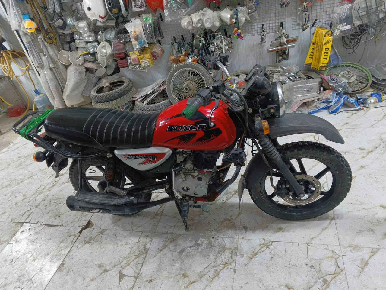 السلام عليكم
من رخصة الادمن الكروب 
دراجه بوكسر موديل 23 
مفتوحه بس ولفات 
دراجه كلش حلوه 
احلى من الصور فول فول 
مكفولا من كل شيء 
دراجة كلك
دراجه مال مزاد اربيل 
سعر 750 
وبيها مجال 
عنوان كوفه اللي يحب يتصل 
***********
***********
