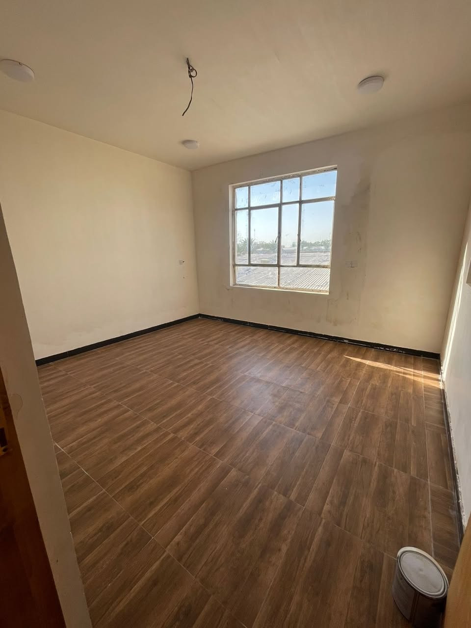 دار طابق ثاني بناء حديث للإيجار
المساحة 100 متر 
المحتويات : غرفة وصالة ومطبخ وصحيات وسطح + بالكونة 
الموقع : الدورة ، زراعي ابو طيارة قرب شركة المراعي 
نعتذر من الطلاب والموظفين والعوائل الكبيرة 
للاستفسار: التواصل واتس آب حصراً ***********
