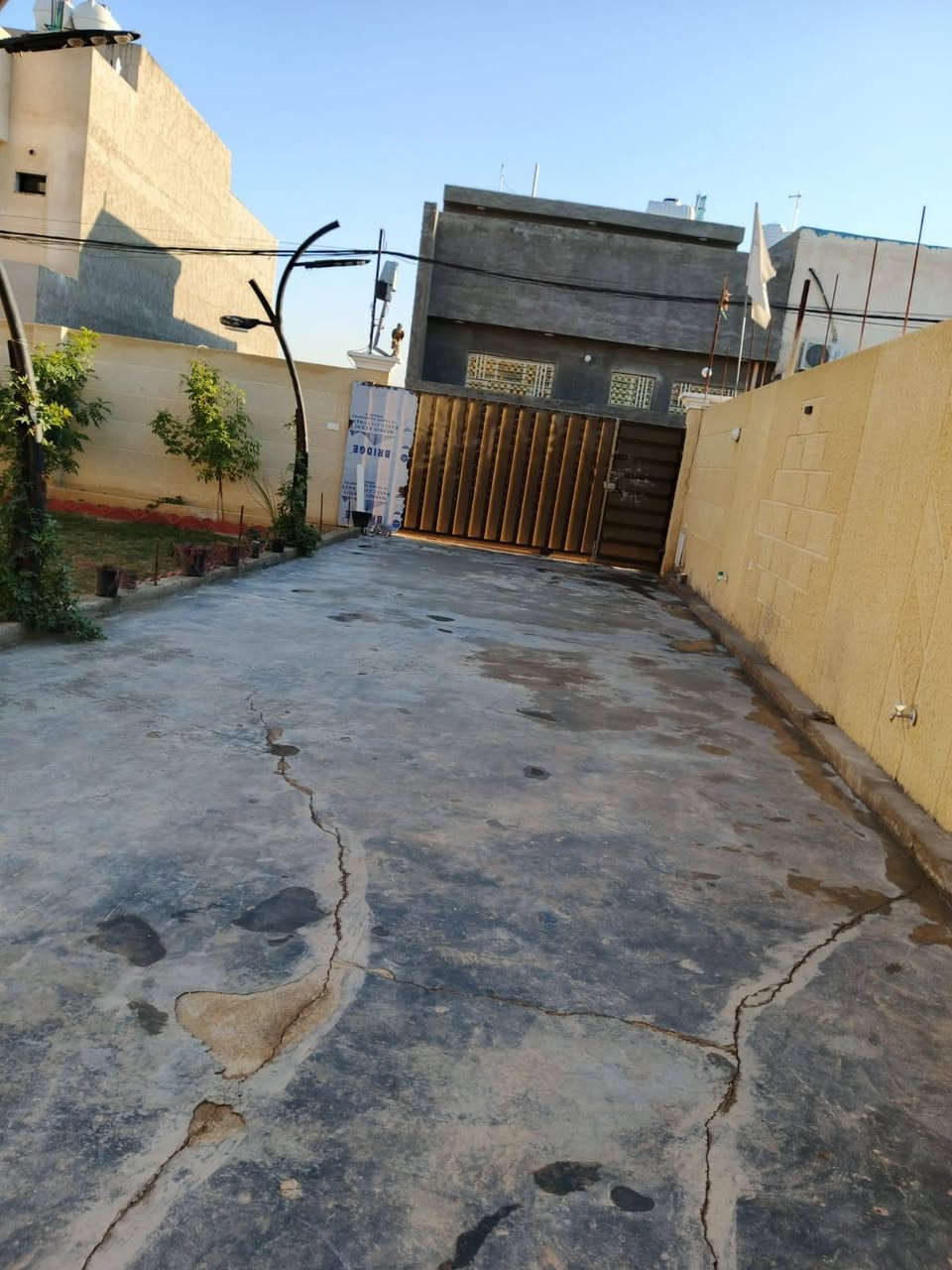 دار للبيع المساحة الكلية مع الشارع 625 متر صافي الأرض من عدة الشارع 525 متر بيت 220 متر وباقي حديقة امامية وحديقة بجانب البيت عل شكل قطعة واجهة 5 آلة ربع ولبيت واجهتة 10 وربع واجهت الأرض الكلي 15 آلة عشرة العنوان الشعلة الدوانم شارع البلوك بل فرع الي مقابيل البنزين خانة المتروكة  واجهة 14 و90 والنزال 35 و 50 صافي من غير الشارع 4 غرف نوم ستقبال وهول ومطبغ وترك على عرض البيت بي مطبخ حار *********** كورك بي وتساب ***********
