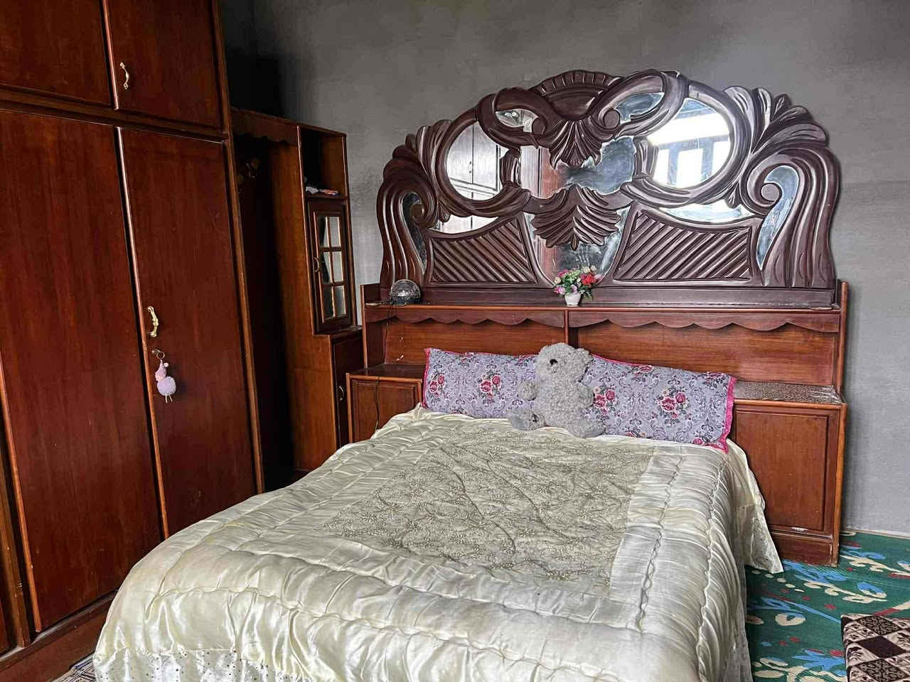 يوجد غرفة خشب عراقي صاج الاستفسار على هاذه الرقم ***********بي واتساب مفتوح
