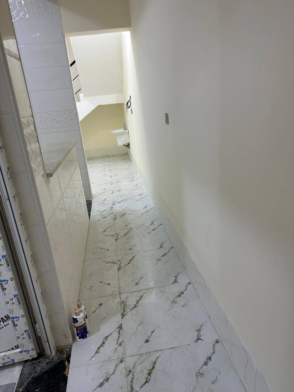 اهلام مكتب واثق المياحي  ***********
للبيع في الكوت
مشتمل 100 متر في الخاجية الخدمات طابقين بناء حديث بعده ما مسكون 
الطابق الاول غرفة وهول ومطبخ واستقبال ومجموعتين صحية 
الطابق الثاني غرفتين وهول داخلي وصحيات 
للاستفسار التواصل مع المكتب ***********
