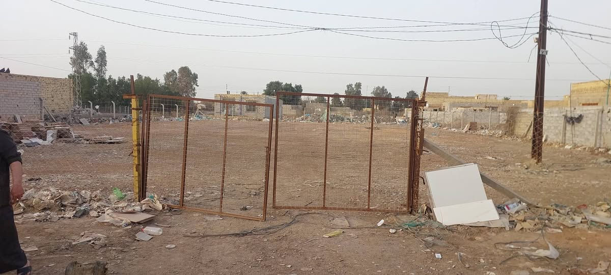 اللهم صل على محمد وال محمد
ارض مساحه ٣٠٠٠ متر 

#للاجار  بيها محلات ثنين 

مسيجه بي ارسي 
#٠***********
***********
المكان قرب البانزين خانه الاهليه 

طريق عفك البدير عل شارع العام
