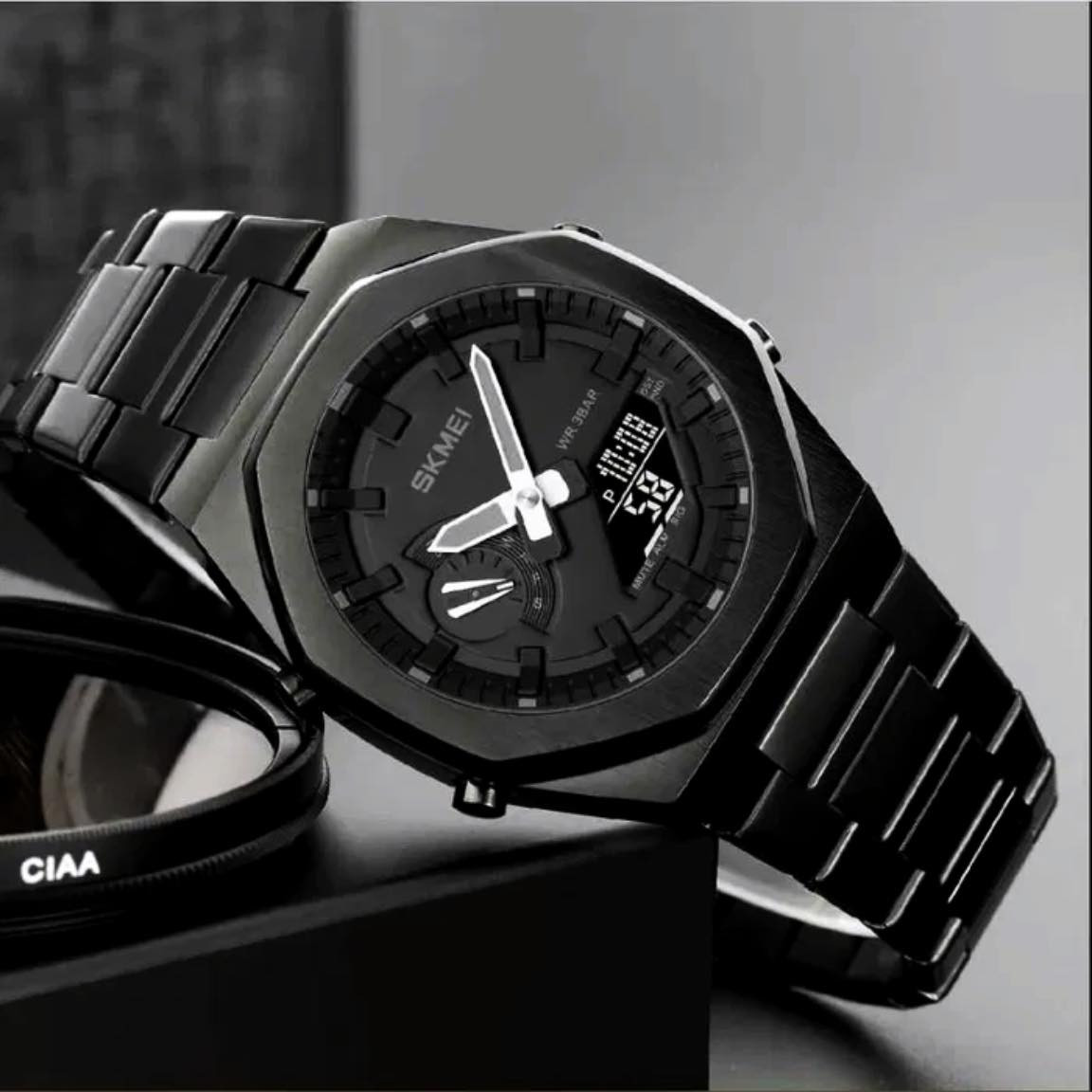 القوة في معصمك.. تمتع بوظائف التوقيت، الإضاءة الليلية، والصلابة الفائقة مع تشكيلة SKMEI الرقمية.  التوازن المثالي بين الدقة التناظرية (العقارب) والذكاء الرقمي في تصميم مثمن أيقوني يخطف الأنظار. سواء كنت في اجتماع عمل أو في نزهة كاجوال، هذه الساعة هي الرفيقة التي تتكيف مع أسلوبك.
لماذا تختار SKMEI 1816؟
🔹 تصميم عصري مستوحى من أفخم الساعات العالمية.
🔹 هيكل متين من سبائك الزنك وسوار فولاذي مقاوم للصدأ.
🔹 مقاومة للماء حتى عمق 30 متر (3Bar).
🔹 شاشة عرض مزدوجة (Digital & Analog).
اضبط وقتك على التميز الآن!… 
***********
