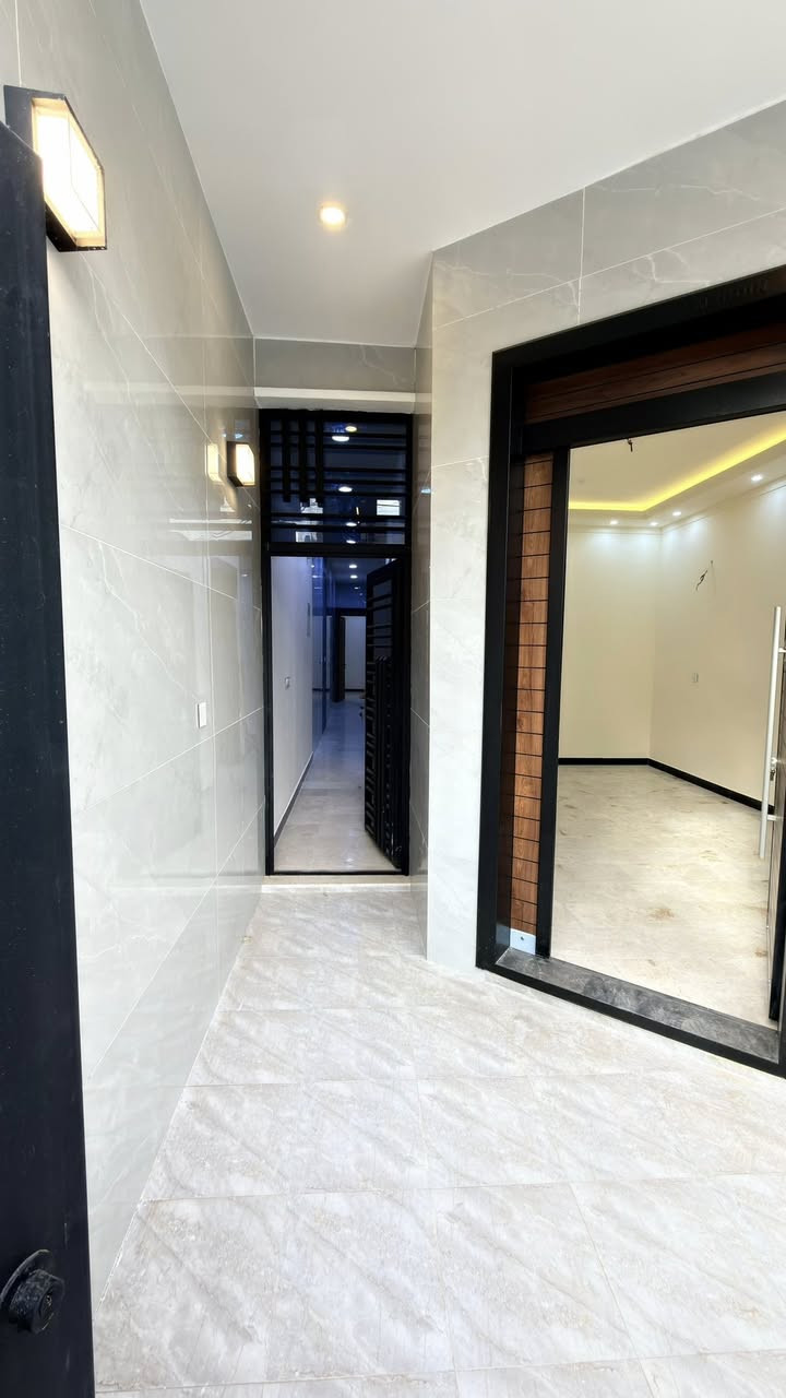 مشتمل للبيع المساحة 100 متر حي الجهاد المسألة والعدالة بناء حديث بناء سنة 2025  غير مسكون يحتوي على 3 نوم صحيات عدد اثنين صالة مطبخ المشتمل قريب على شارع العام شارع المؤدي إلى جسر العامرية منطقة المسألة منطقة جدا راقية الاستفسار ***********
