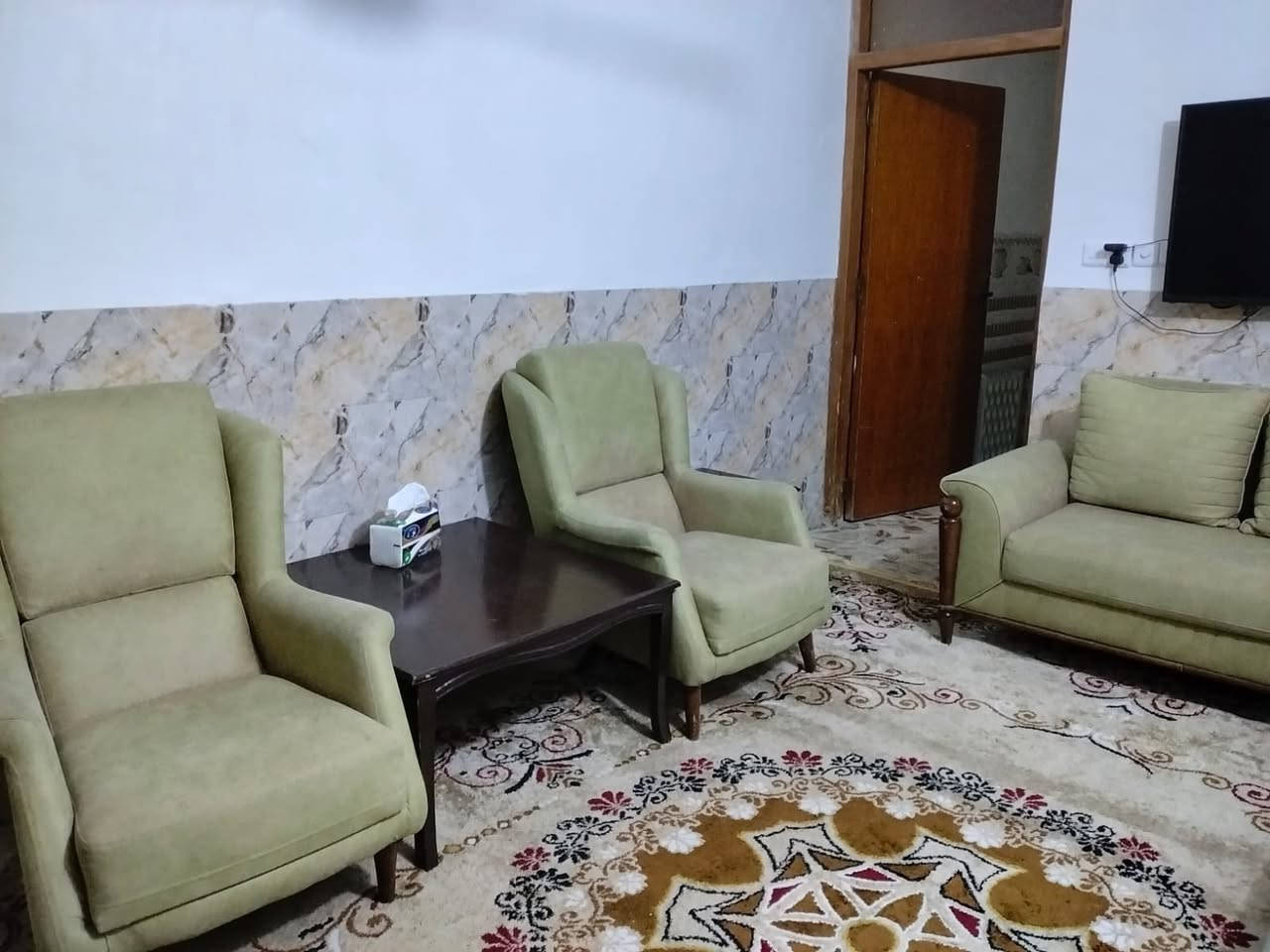 بيت مساحه 105 متر طابو ملك صرف سكني 
طابق ونص 
استقبال وصاله 
ومطبخ 
وخدمات 
وترك 
وغرفه نوم جوه 
وغرفه نوم فوك 
وحولي وسطح 

بغداد منطقه الانتصار مقابيل مستشفى حماد شهاب قبل مرور الحسينيه 

معروض حصرا لدى 
مكتب الموسوي للعقار 
التصنيع بدايه شارع 25 

***********
