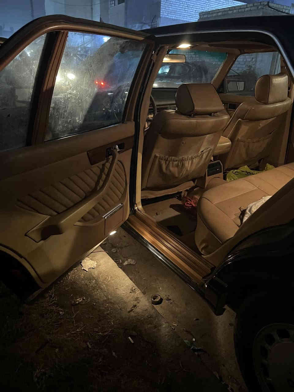 السلام عليكم مارسدس ٣٠٠ مديل ٨٨ للبيع كير مكينه جديد حداديه كله جديد داخل جديد السياره خير من الله تراي وين ميعجب السعر ٦٥ وبيهه مجال حك الجيه ***********
