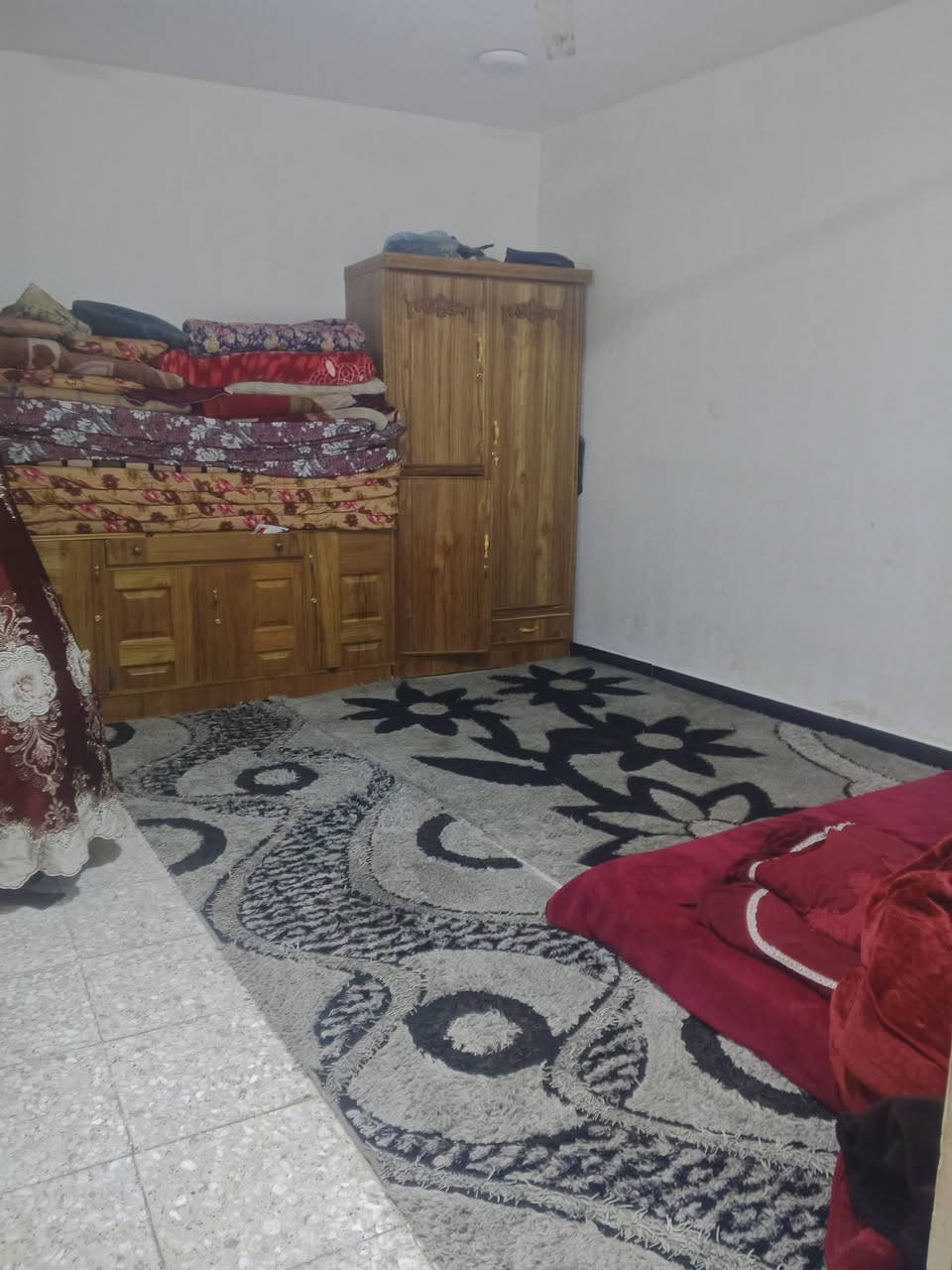 سلام عليكم بيت طابقين رفت 
المساحه 140م يحتوي الطابق الارضي  استقبال خارجي / وطرمه كبره /وحمام خارجي/ مطبخ / صاله / غرفه نوم كبيره /حمام داخلي / الطابق الثاني/ وغرفتين نوم / وصطح وبيتونه / السعر /45 / اسعيده قرب حسينية سيد الشهداء   //تجاوز //
الاستفسار ***********/
***********
