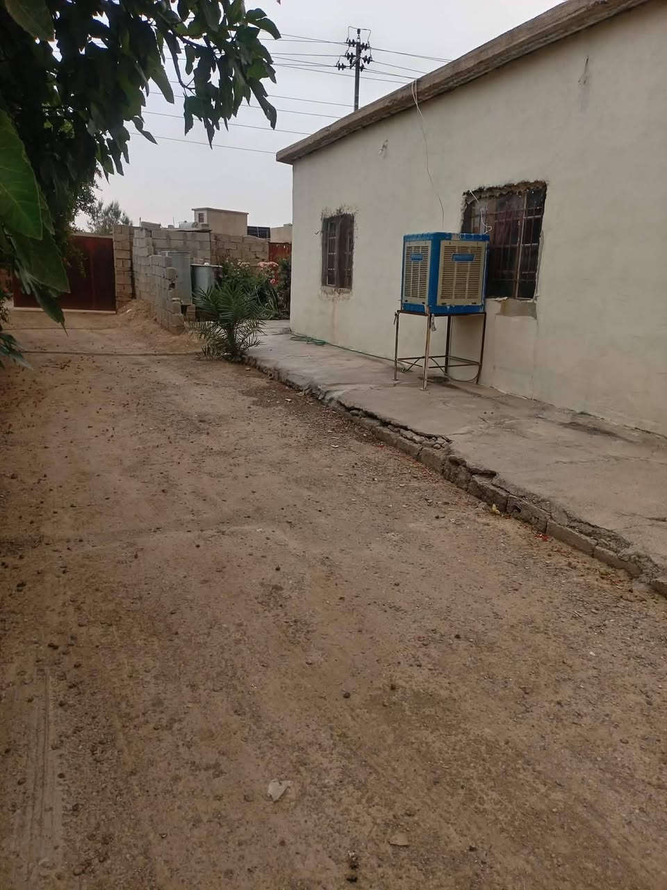 السلام عليكم
بيت للبيع بالضاحيه غرفه ومطبخ وربعه صحيات داخليه المساحه ٣٥٠متر اتصل ***********
