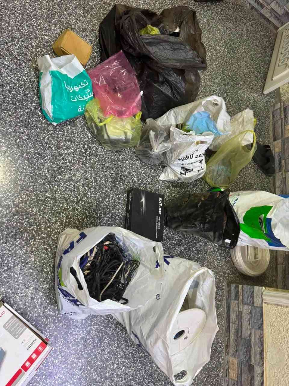 السلام عليكم 
للبيع كاميرات ومستلزمات كاميرات ip و كوكسل 
سيار راك ڤانات راك و محولات 5 امبير و 2 امبير 
مع DVR وNVR ابيع كلهن شلع مو مفرد
 معلومه كلهن شغالات 
للأستفسار / ***********
