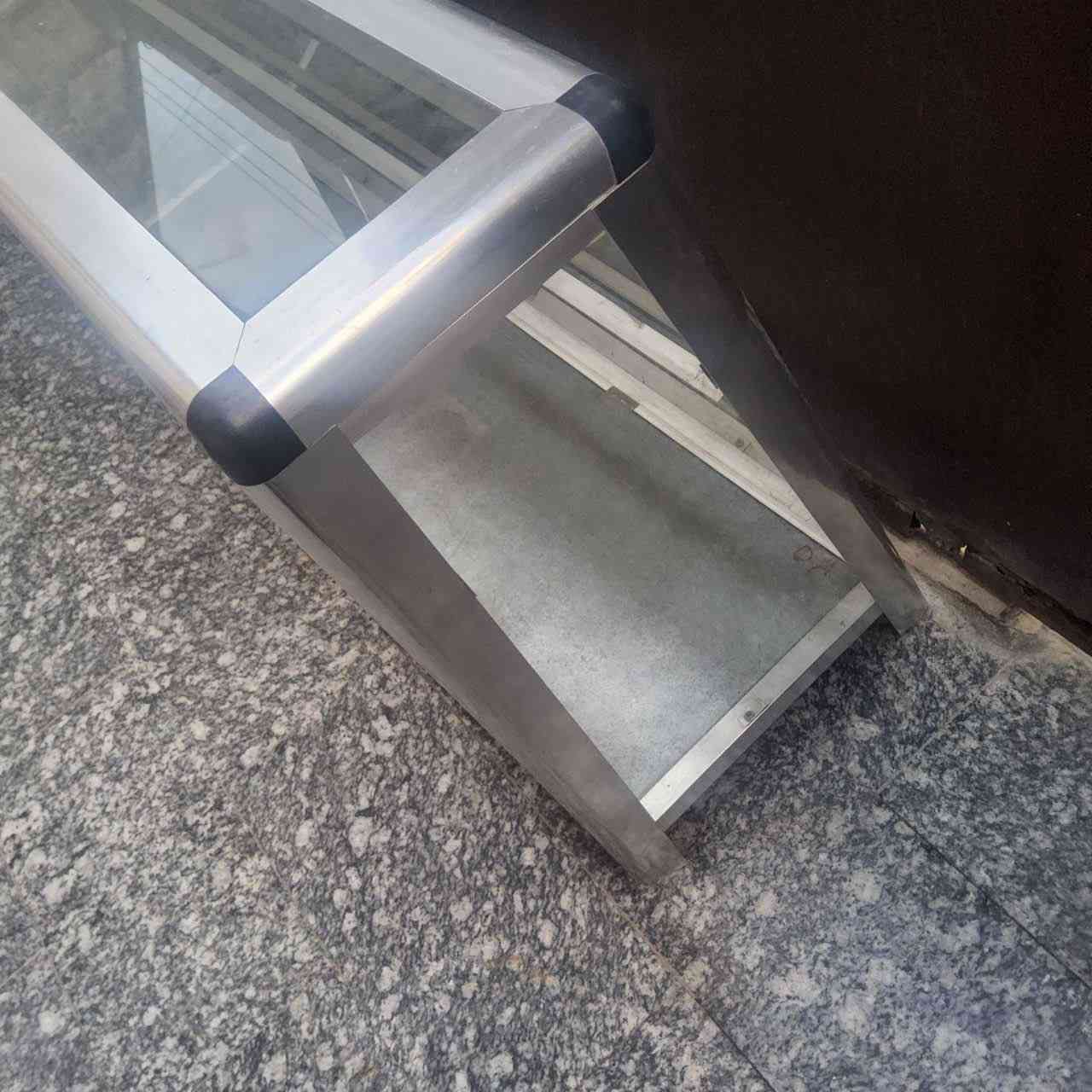 فاترينه للبيع جام والمنيوم نظيفة 
قياس مترين 
ب٢٥ الف فقط 
الحجز واتساب فقط 
***********
